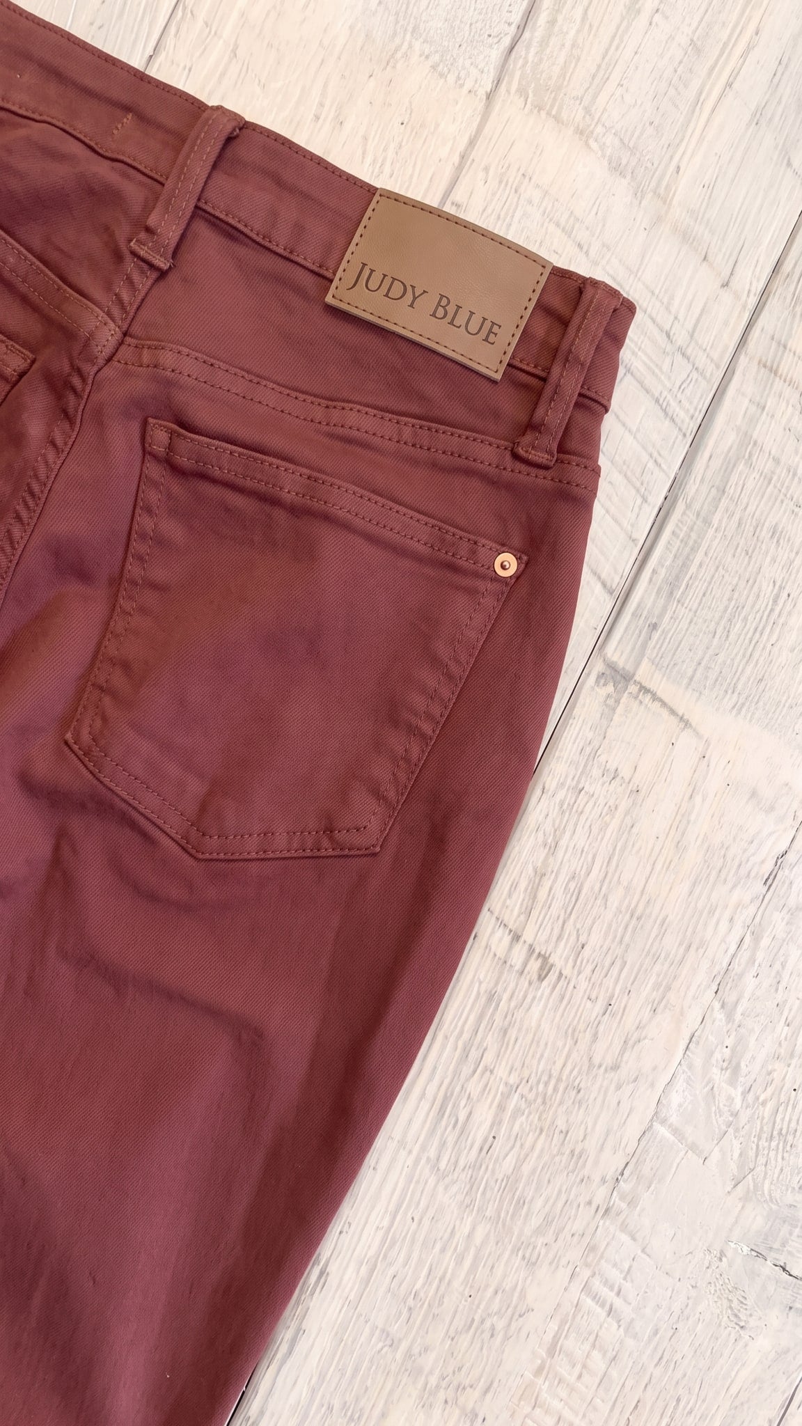 Judy Blue High Waisted Aurora Weekender with Knee Darts | Pumpkin Spice — Back pocket detail