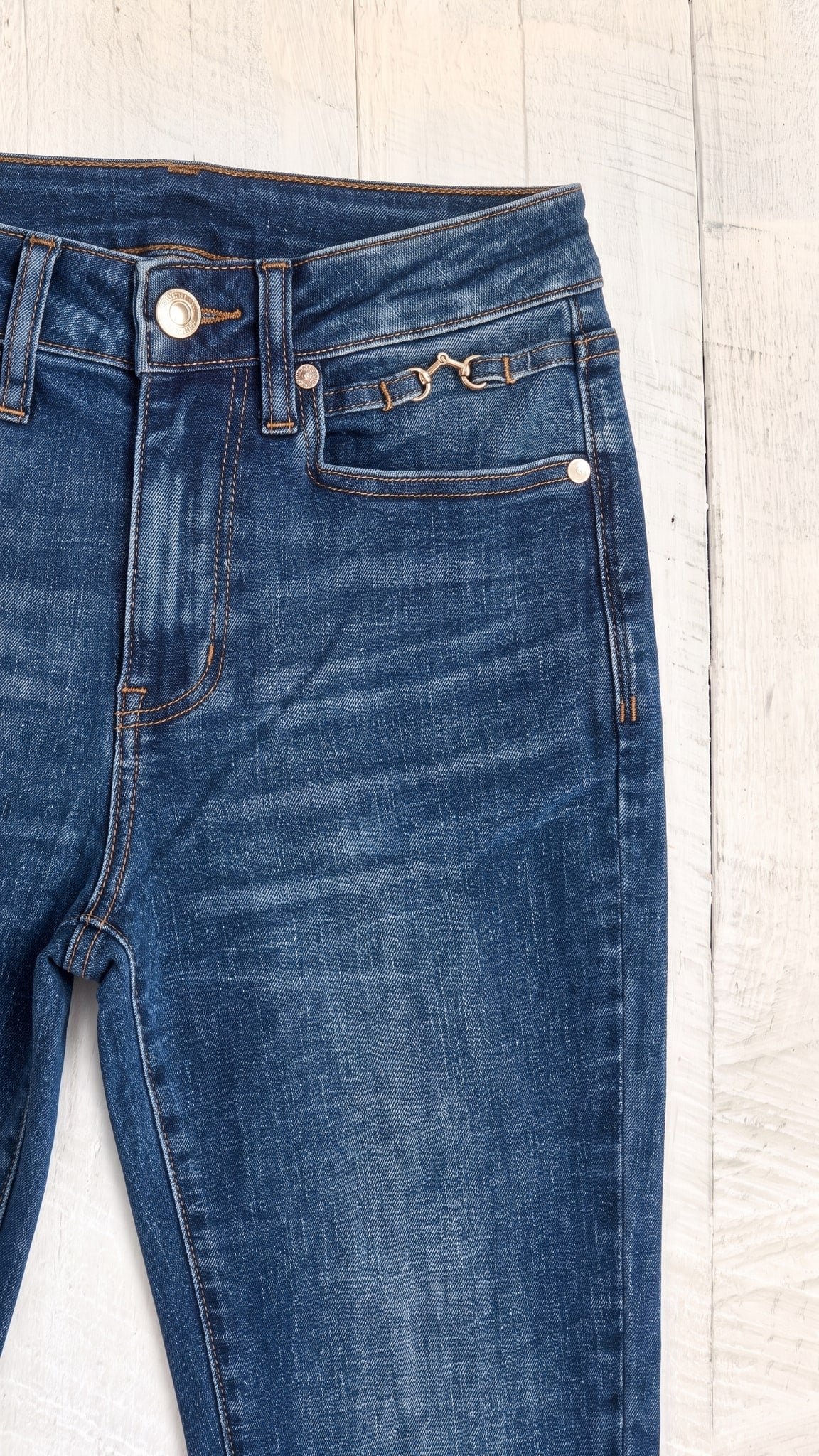 Judy Blue Daisy Bootcut | Sunset Ride — Front pocket detail