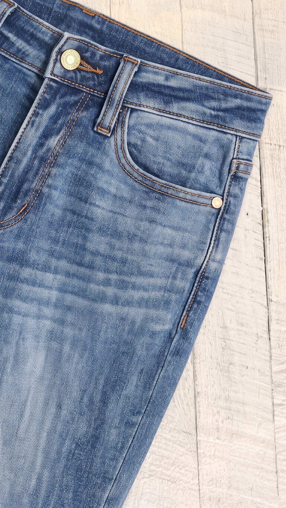 Mid Rise Cuffed Skinny Capri — Front pocket detail