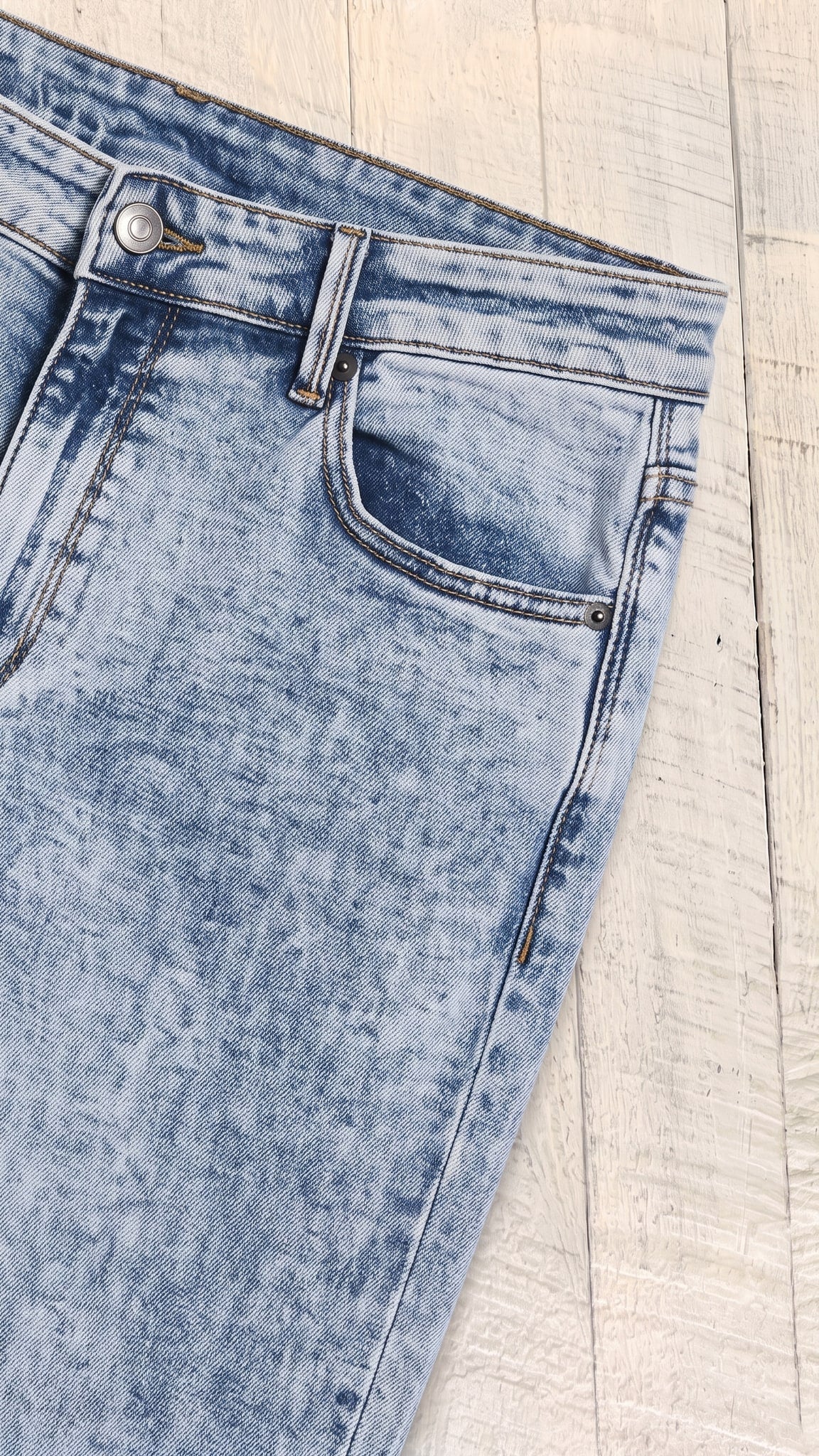 High Waist Stone Wash Straight Fit — Front pocket detail