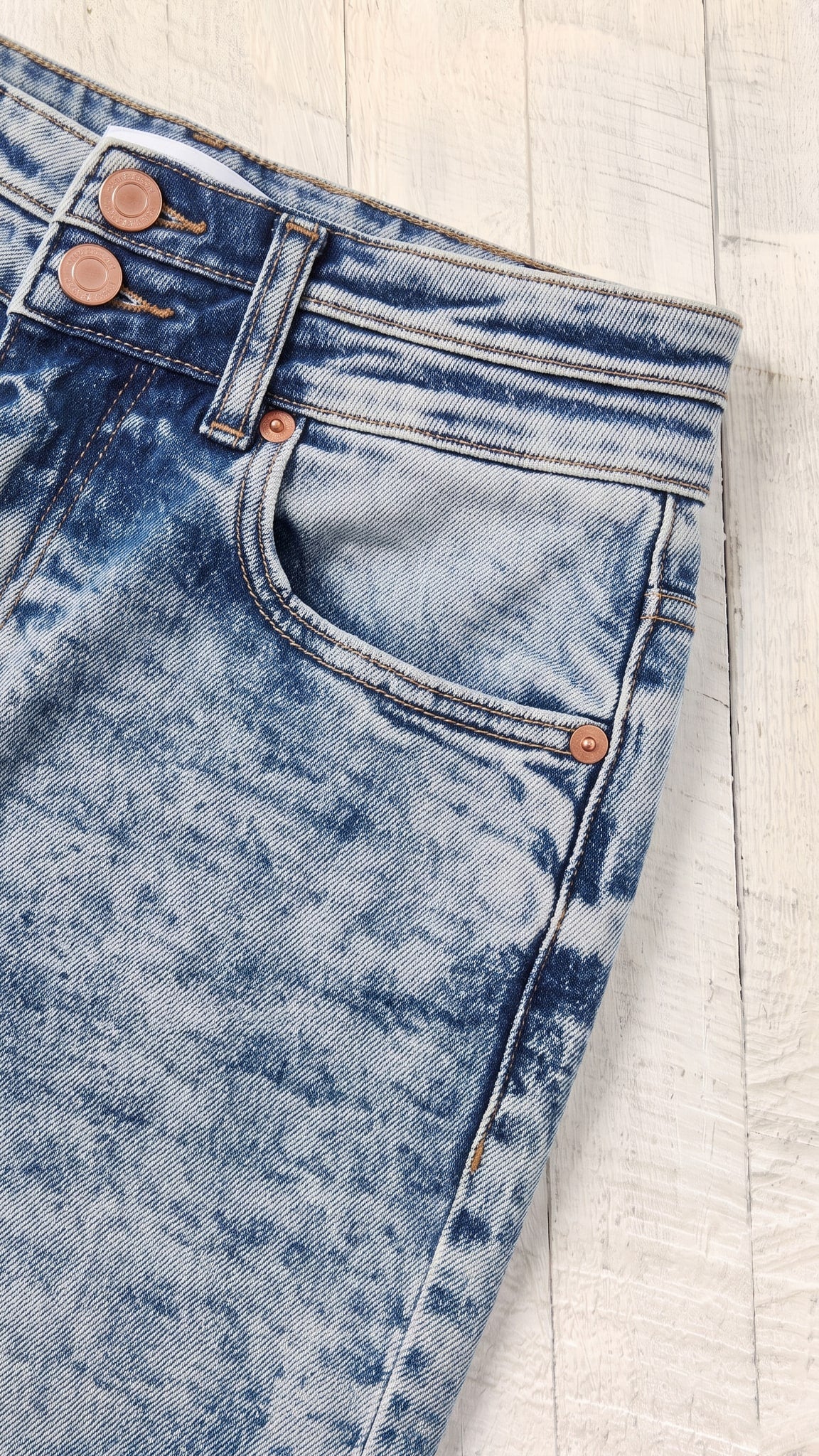 Judy Blue High Waisted Marlow Arc Leg Double Waistband Jeans | Light — Front pocket detail