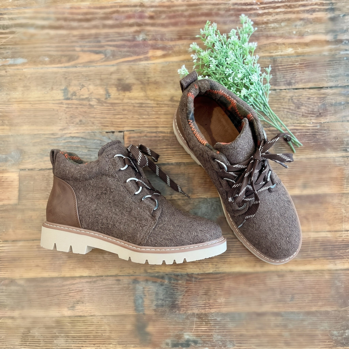 Campfire Lace Up Boot | Mocha Texture — Angled view