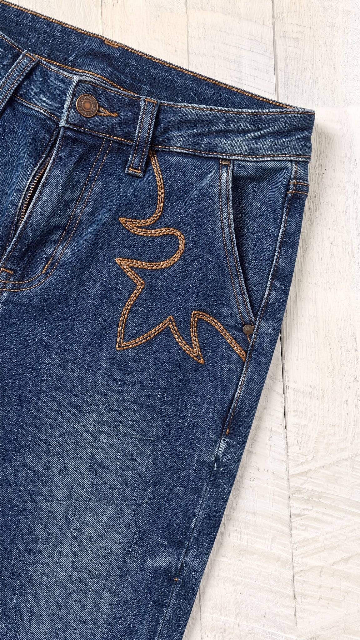 Judy Blue Daisy Bootcut | Saddle Blue — Front pocket detail