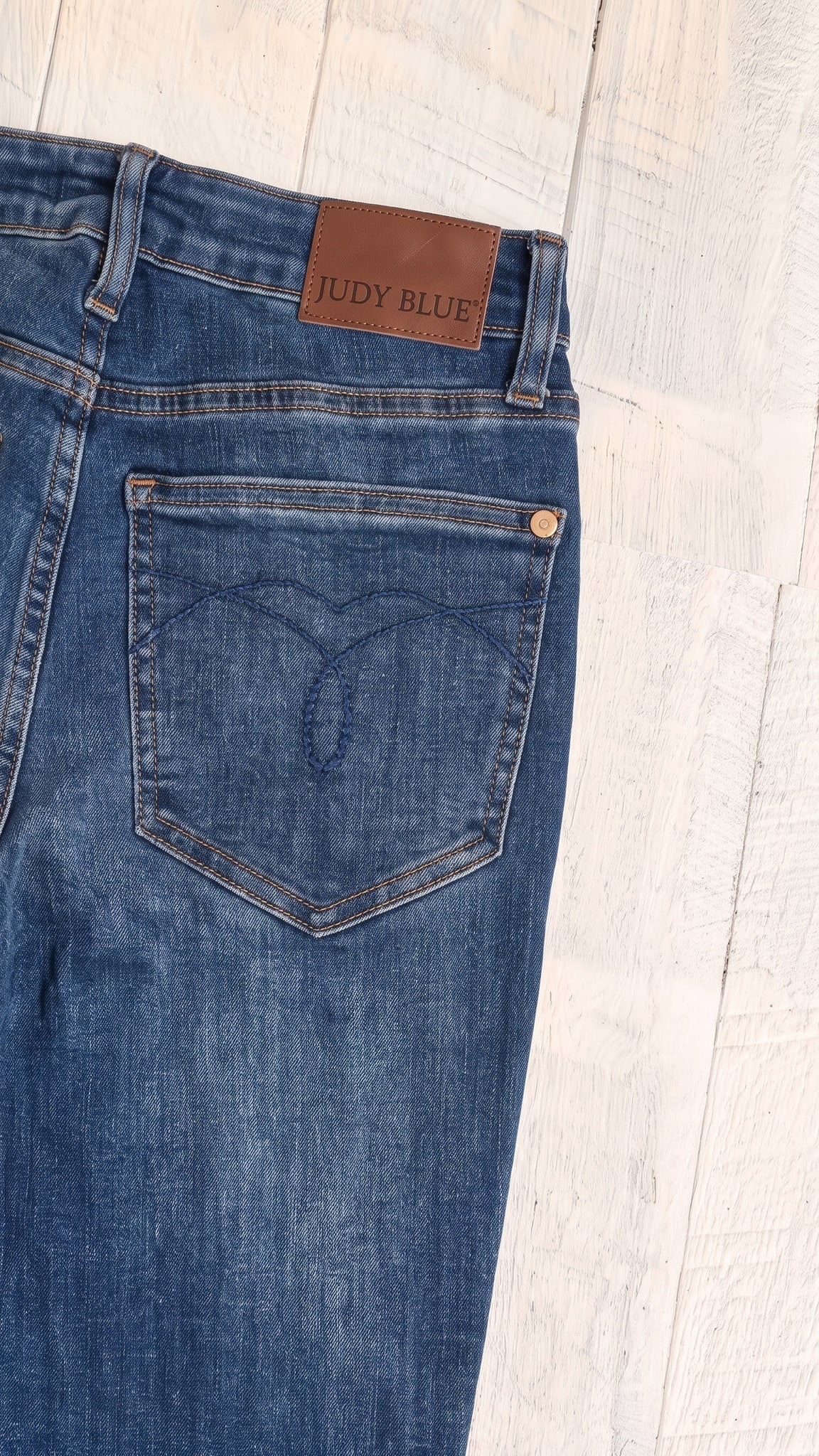 Judy Blue Daisy Bootcut | Sunset Ride — Back pocket detail