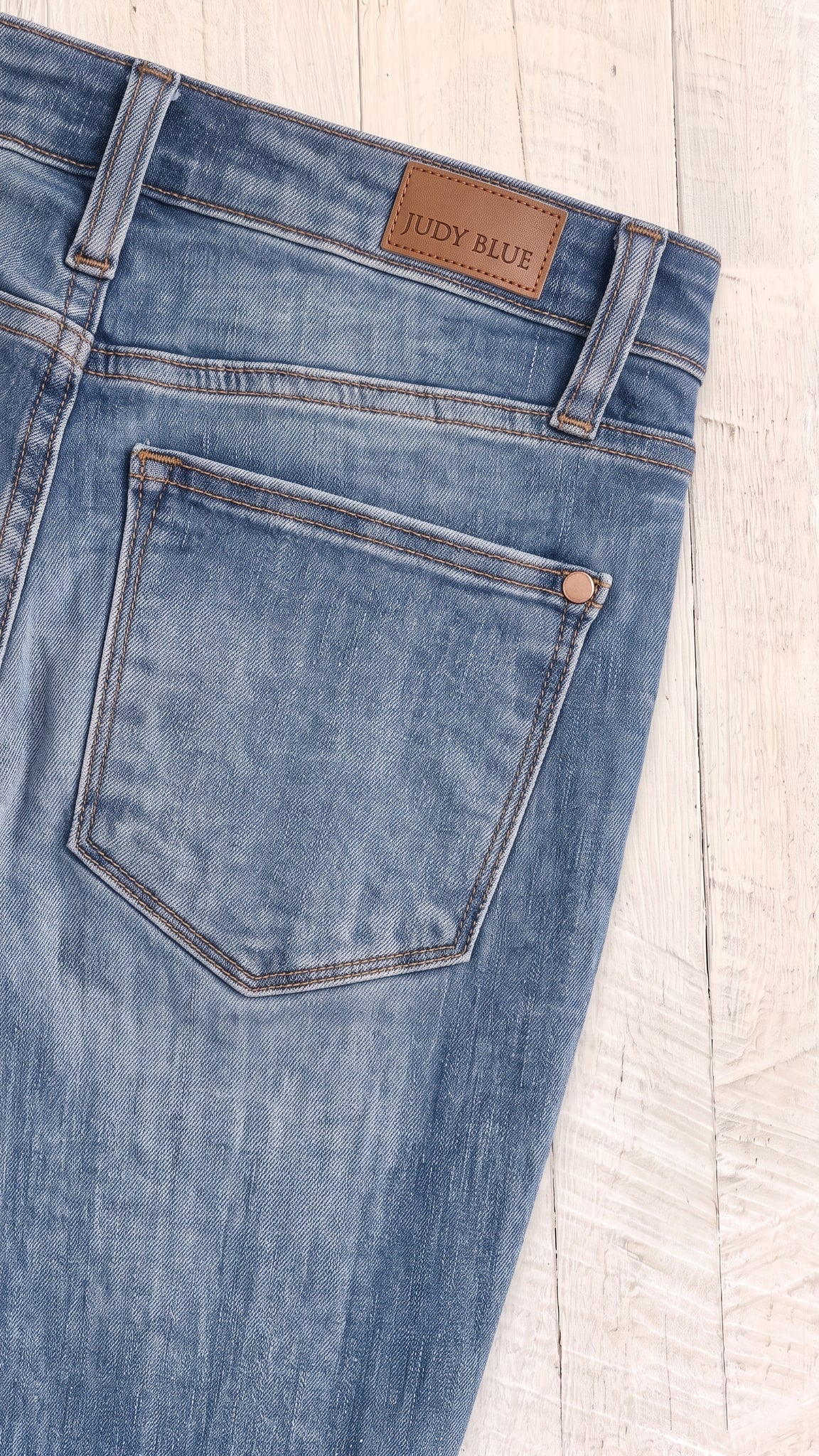 Mid Rise Cuffed Skinny Capri — Back pocket detail